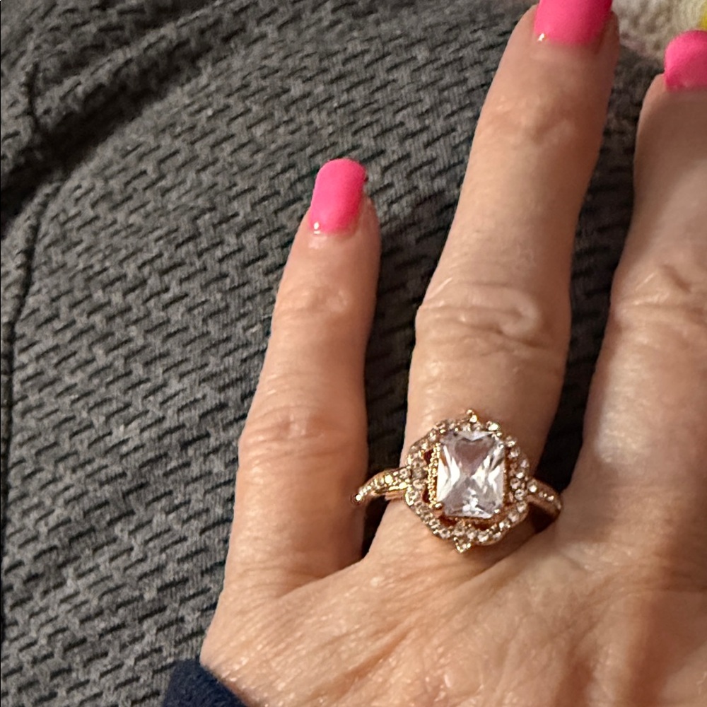 New Rosegold Women’s Rings with stunning crystal Wedding Ring sizes 7, 8.5 & 9.5